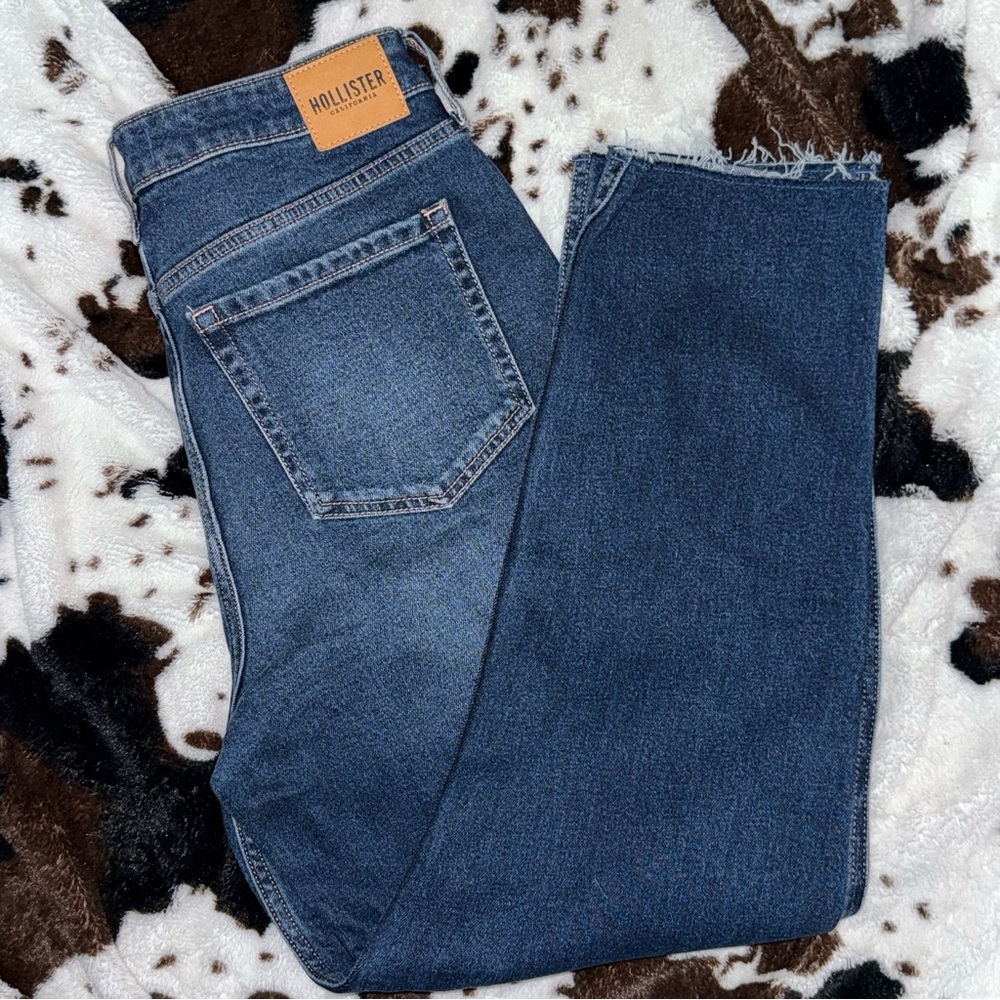 Hollister Ultra High-Rise Mom Jeans in Dark Blue